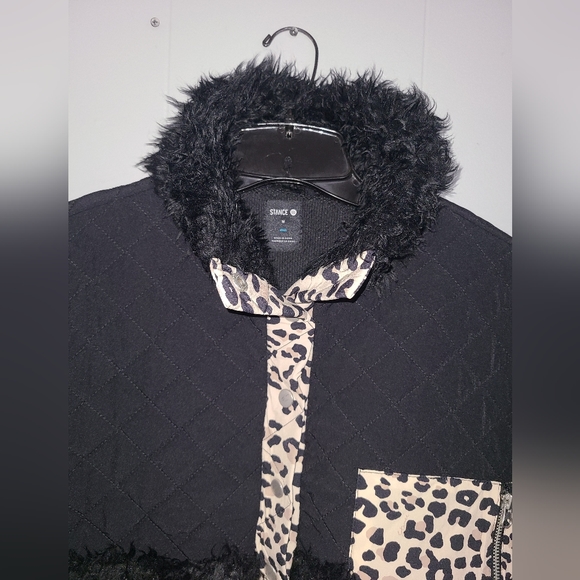 Women's Stance Black Faux Fur & Leopard print Cropped Pullover Jacket Size Med - Picture 2 of 10